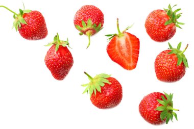 Beyaz arka planda izole edilmiş dilimleri olan çilek. en üstteki görünüm