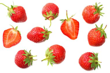 Beyaz arka planda izole edilmiş dilimleri olan çilek. en üstteki görünüm