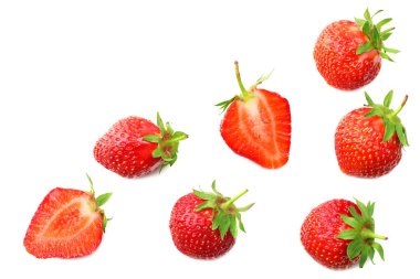 Beyaz arka planda izole edilmiş dilimleri olan çilek. en üstteki görünüm