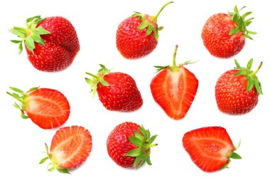 Beyaz arka planda izole edilmiş dilimleri olan çilek. en üstteki görünüm