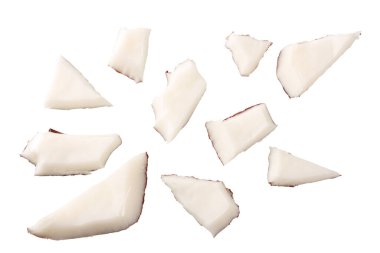 Beyaz arka planda izole edilmiş hindistan cevizi parçaları. en üstteki görünüm