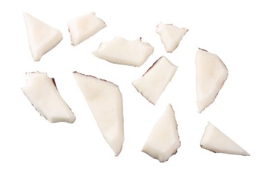 Beyaz arka planda izole edilmiş hindistan cevizi parçaları. en üstteki görünüm