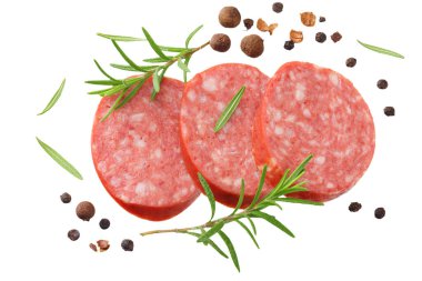 Biberiyeli dilimlenmiş sosis salamı ve beyaz arka planda izole edilmiş biberiyeler. en üstteki görünüm