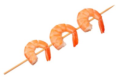 Beyaz arka planda karides şişleri. en üstteki görünüm