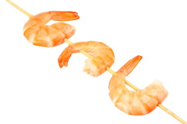 Beyaz arka planda karides şişleri. en üstteki görünüm