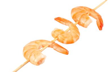 Beyaz arka planda karides şişleri. en üstteki görünüm