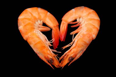 Siyah arka planda izole edilmiş karidesler. en üstteki görünüm