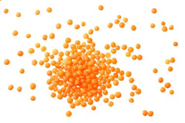 Beyaz arka planda izole edilmiş mercimek. Üst görünüm.