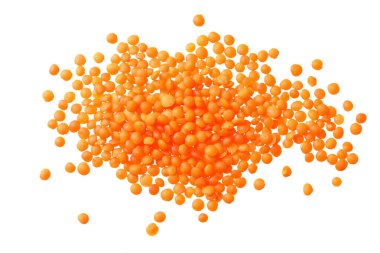 Beyaz arka planda izole edilmiş mercimek. Üst görünüm.