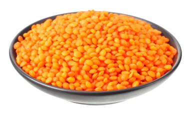 Siyah kasedeki mercimek beyaz arka planda izole edilmiş.