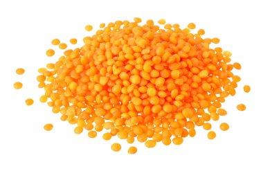 Beyaz arkaplanda izole edilmiş mercimek yığını