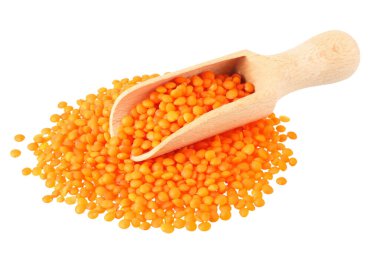 Beyaz arka planda izole edilmiş tahta kaşıkta mercimek yığını