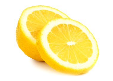 Beyaz arka planda izole edilmiş dilimleri olan limon. sağlıklı yiyecekler