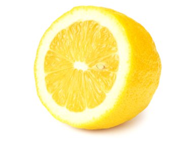 Dilimlenmiş limonlar beyaz arka planda izole edilmiş.