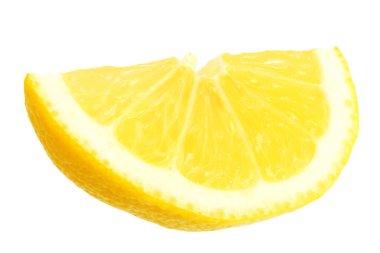 Dilimlenmiş limonlar beyaz arka planda izole edilmiş.