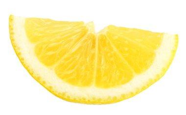 Dilimlenmiş limonlar beyaz arka planda izole edilmiş.