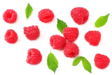 Beyaz arka planda yeşil yapraklı olgun ahududu. en üstteki görünüm