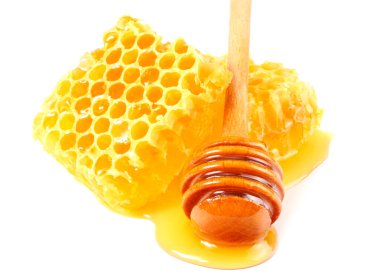 Ballı bal peteği ve bal beyaz arkaplanda izole edilmiş.