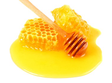 Ballı bal peteği ve bal beyaz arkaplanda izole edilmiş.