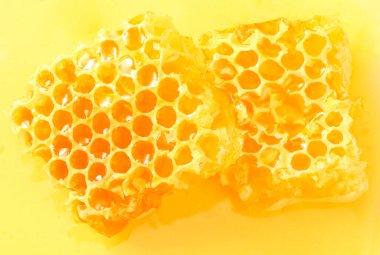 Bal arkaplanda yalıtılmış bal peteği. en üstteki görünüm