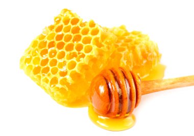 Ballı bal peteği ve bal beyaz arkaplanda izole edilmiş.