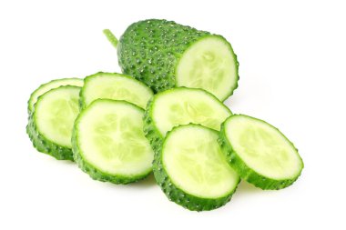 Beyaz arka planda izole edilmiş taze salatalık dilimleri.