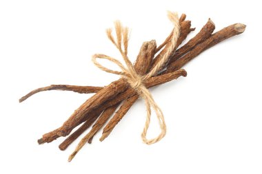 Beyaz arkaplanda izole edilmiş meyan kökleri