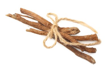 Beyaz arkaplanda izole edilmiş meyan kökleri