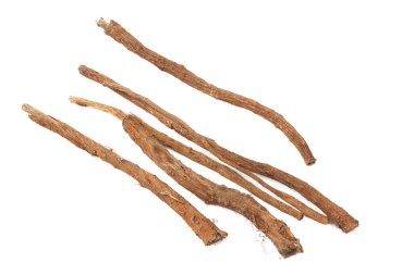 Beyaz arkaplanda izole edilmiş meyan kökleri