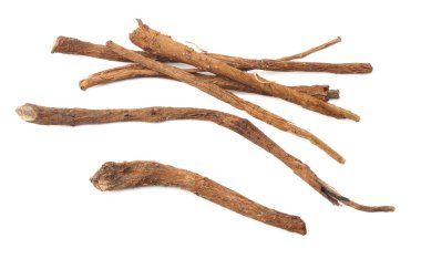 Beyaz arkaplanda izole edilmiş meyan kökleri