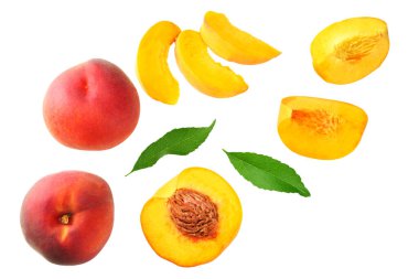 Yeşil yapraklı şeftali meyvesi ve beyaz arka planda izole edilmiş dilimler. en üstteki görünüm