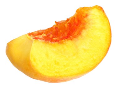 şeftalili meyve dilimleri beyaz arka planda izole edilmiş