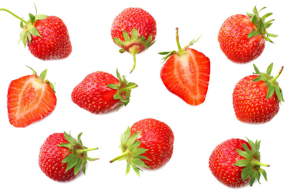 Клубника с ломтиками изолированы на белом фоне. вид сверху
