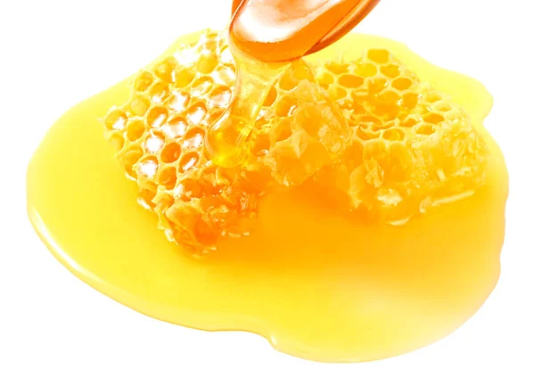 Honingraat Met Houten Lepel Honing Geïsoleerd Witte Achtergrond — Stockfoto