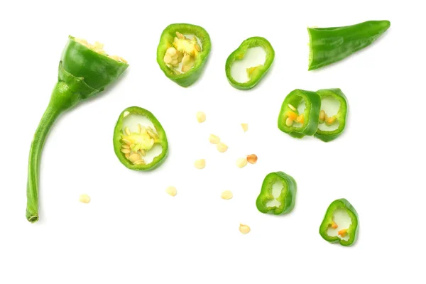 绿色热辣椒片分离在白色背景顶部视图 — 图库照片