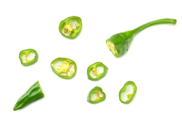 在白色背景色下分离的绿色辣椒片 — 图库照片