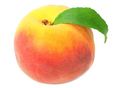 Beyaz arka planda yeşil yapraklı şeftali meyvesi