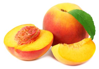 Beyaz arka planda yeşil yapraklı ve dilimlenmiş şeftali meyvesi.