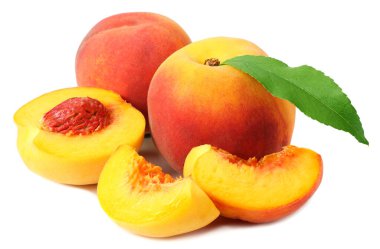 Beyaz arka planda yeşil yapraklı ve dilimlenmiş şeftali meyvesi.