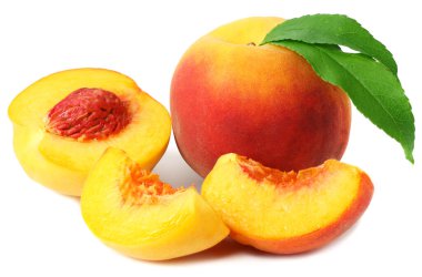 Beyaz arka planda yeşil yapraklı ve dilimlenmiş şeftali meyvesi.