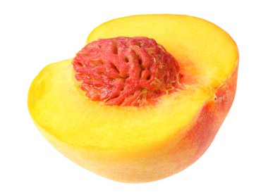 şeftalili meyve dilimleri beyaz arka planda izole edilmiş