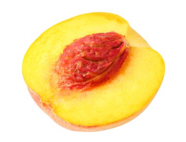 şeftalili meyve dilimleri beyaz arka planda izole edilmiş