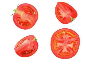 Beyaz arka planda izole edilmiş taze domates dilimleri. en üstteki görünüm