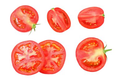 Beyaz arka planda izole edilmiş taze domates dilimleri. en üstteki görünüm