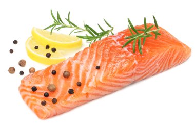 Kırmızı balık. Biberiye ve limonlu çiğ somon filetosu beyaz arka planda izole edilir..