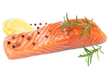 Kırmızı balık. Biberiye ve limonlu çiğ somon filetosu beyaz arka planda izole edilir..