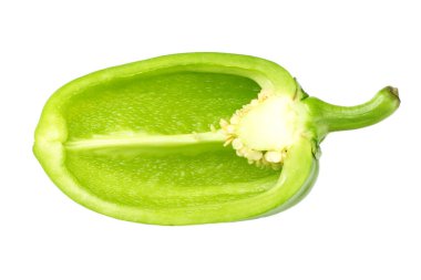 Beyaz arka planda izole edilmiş yeşil dolmalık biber dilimleri.