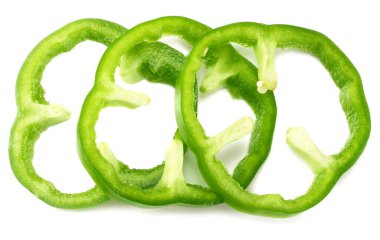 Beyaz arkaplan görünümünde izole edilmiş yeşil dolmalık biber dilimleri