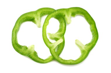 Beyaz arkaplan görünümünde izole edilmiş yeşil dolmalık biber dilimleri