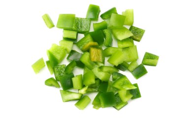 Beyaz arkaplan görünümünde izole edilmiş yeşil dolmalık biber dilimleri